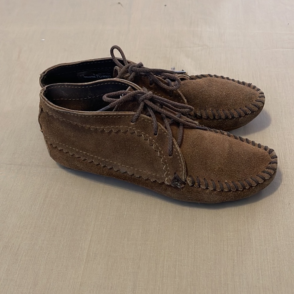 Minnetonka moccasins brown leather ( suede)  size 5” womens shoes